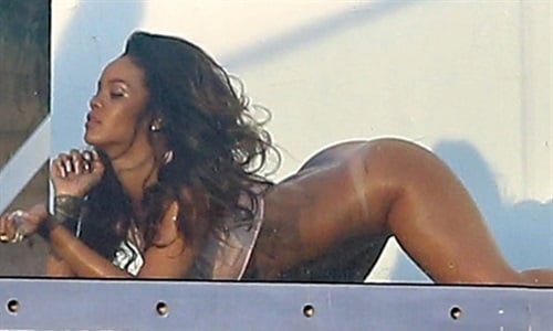 Rihanna Bottomless On All Fours Photo Shoot