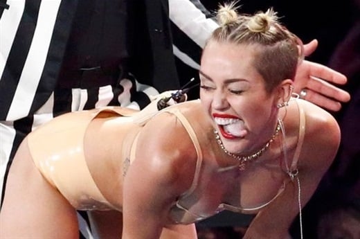 Miley cachonda abierta de piernas