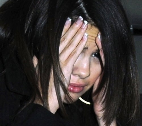 selena gomez punched in the face by justin bieber fan. Lol some Bieber fan punched
