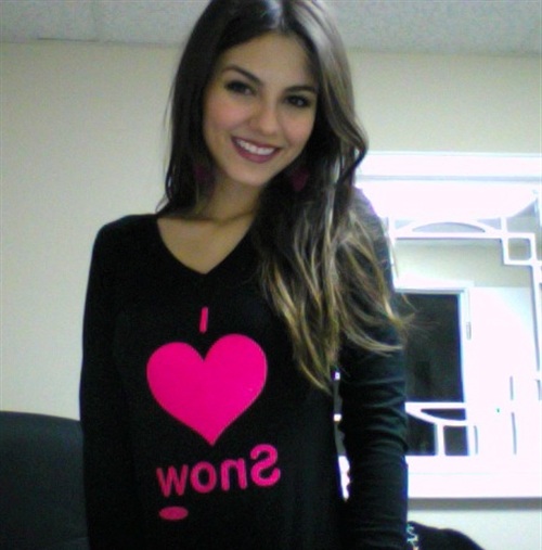 Victoria Justice illiterate