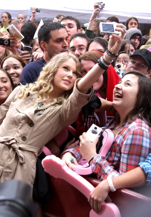 Taylor Swift and her new pink sex toy.