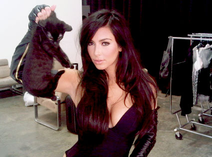 425.kardashian.kim.twitter.lc.041910