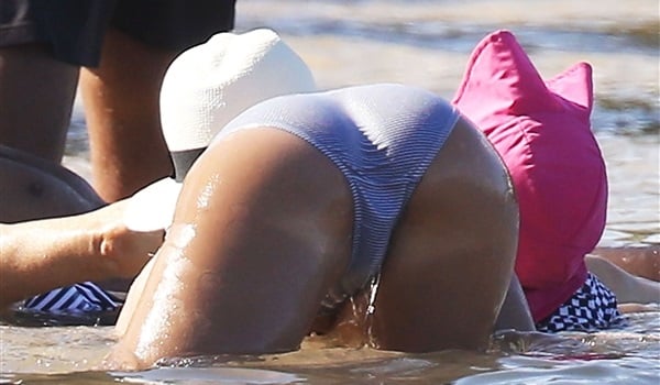 New Pics Of Jessica Alba S Hard Nips And Tight Ass In A Bikini