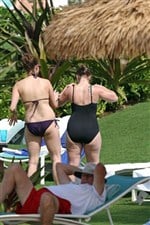 Kelly Clarkson's Fat American Ass In A Swimsuit Pics