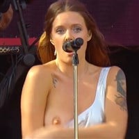 Tove Lo Flashing Her Boobs In Concert Video